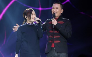 2016年3月26日，張信哲在台北小巨蛋舉行「还愛光年」演唱會上，邀請徐佳瑩一起對唱《有一點動心》。（大大娛樂提供）