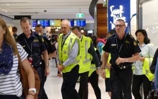 29日悉尼国际机场的澳洲边境部（Australian Boarder Force）员工准备开始工作。（安平雅/大纪元）