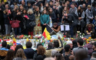 比利时首都布鲁塞尔周二（22日）机场及地点发生连环恐怖爆炸，目前造成至少34人死亡，超过300人受伤。图为3月23日群众在布鲁塞尔举行哀悼会。(Christopher Furlong/Getty Images)