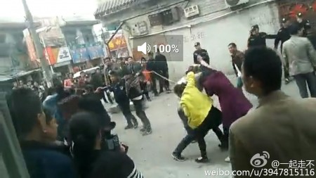 3月22日,河南汝州市溫泉鎮溫泉村數百名村民大戰強拆隊,趕跑由警察、打手組成的近200人的強拆大軍,5名村民受傷。(網絡圖片)
