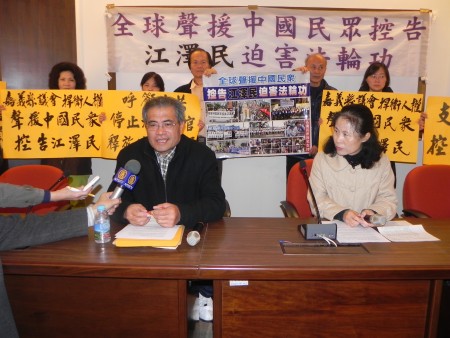 蔡鼎三議員(左)在接受採訪時表示,法輪功團體修真善忍,追求修心養性,這是基本人權,是普世價值。(蔡上海/大紀元)