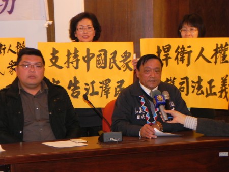 石信忠議員(右)在接受採訪時表示,嘉義縣議會一致無異議通過提案聲援中國民眾控告江澤民,這是民主社會所應有的表現,讓民主與人權得以提昇。(蔡上海/大紀元)