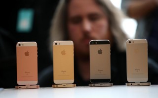 苹果刚推出了新款IPHONE SE手机，但由于加元对美元的贬值，该手机在加拿大的售价要比美国高出45%。(Getty images)