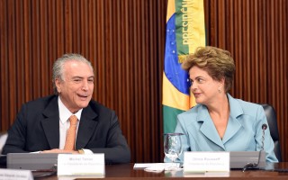 巴西副總統泰梅爾（左）所屬政黨巴西民主運動黨，與工黨政府決裂的可能性加大，提高總統羅賽芙（右）遭國會彈劾的機率。 (EVARISTO SA/AFP/Getty Images)