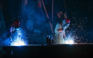 随着中共关闭几十家僵尸矿山和工厂，数百万人将失去工作，如何安置失业工人，成为一个现实的问题。(JOHANNES EISELE/AFP/Getty Images)