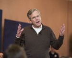 3月23日，美国前共和党总统参选人杰布·布什（Jeb Bush）宣布支持科鲁兹（Ted Cruz）竞选总统。图为杰布·布什今年2月8日在新罕布什尔州朴次茅斯（Portsmouth）一个市政厅会议上发表讲话。(Scott Eisen/Getty Images)