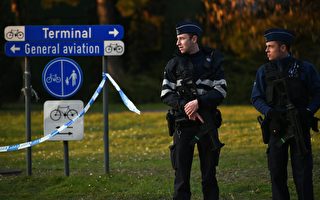 比利时首都布鲁塞尔周二（22日）遭受恐怖袭击，机场及欧盟总部附近的地铁站，在早上交通繁忙时间先后发生3次爆炸，导致至少34人死亡，170多人受伤。图为警察在机场警戒。(PATRIK STOLLARZ/AFP/Getty Images)