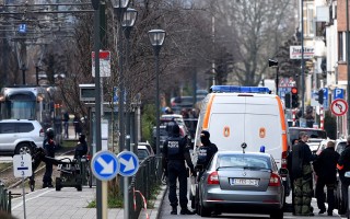 周五(3月25日)，比利时布鲁塞尔警方在斯哈尔贝克（Schaerbeek）继续展开突袭围捕行动。（PATRIK STOLLARZ/AFP/Getty Images)
