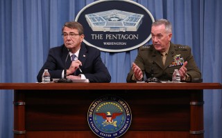 美国国防部长卡特（左）与参谋长联席会议主席邓福德于2016年3月25日召开新闻发布会表示，国防部最近将会向总统提议增加支援伊拉克军力的计划。（Win McNamee/Getty Images）