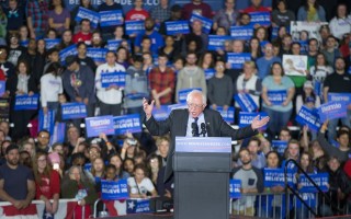 3月26日，美国民主党参选人桑德斯在威斯康辛州麦迪逊一个竞选集会上发表讲话。 (Scott Olson/Getty Images)