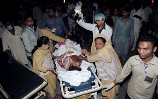 巴基斯坦第2大城拉合爾今天遭1起自殺炸彈攻擊，釀成至少65死、340人受傷，巴國塔利班民兵組織分支派系「自由人黨」聲稱犯案。(ARIF ALI/AFP/Getty Images)