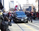 3月30日，福特的灵车在8名多伦多警官的护卫下离开市政厅，走上皇后街，后面跟着福特家人和数以千计的民众，前往圣詹姆斯大教堂参加中午召开的葬礼。（周行/大纪元）