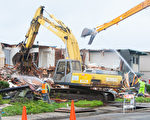 3月12日上午，帕西菲卡市海景公寓Esplanade街320号开始被拆毁。（马有志／大纪元）