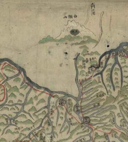 朝鲜古地图《东国八域山川一览全图》（1869年），天池在中国境内（图中的“土门江源”实为今天的松花江源）（网络图片）