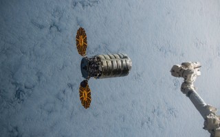 美国航天局发射的天鹅号飞船（图左）于2016年3月26日顺利抵达空间站并对接，及时为宇航员送上复活节礼物与实验物资。（NASA）
