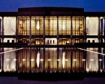 2016年3月26日至27日，神韻藝術團2016年全球巡演將第三度蒞臨美國維吉尼亞州諾福克市，在該市克萊斯勒音樂廳（Chrysler Hall）進行三場演出。（維基百科）