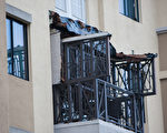 2015年6月16日凌晨，北加州伯克利市中心的一棟公寓的陽臺發生坍塌，倒塌的陽臺，蓋在下面一層的陽臺上。（大紀元資料圖）