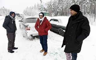 2016年3月23日，布魯塞爾恐襲後，波蘭總理表示，拒絕再接收任何難民，包括早前同意歐盟的七千名難民。而俄、芬也收緊邊境控制。圖為今年初等待從俄羅斯進入芬蘭的難民。（JUSSI NUKARI/AFP/Getty Images）