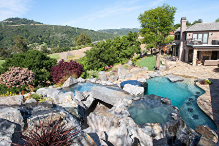 居高臨下，美景當前，自家庭院就有亮眼的風景線。（Artisan Home Resorts提供）
