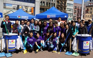 4月16日，參加街區清掃美化活動的義工和社區人士在華埠且林士果廣場合影 (華埠BID提供)