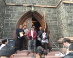 法拉盛规划变更社区联盟28日在法拉盛佐治亚教堂前举行记者会，呼吁政府重视他们的调查报告和对西法拉盛开发的建议。 (林丹/大纪元)