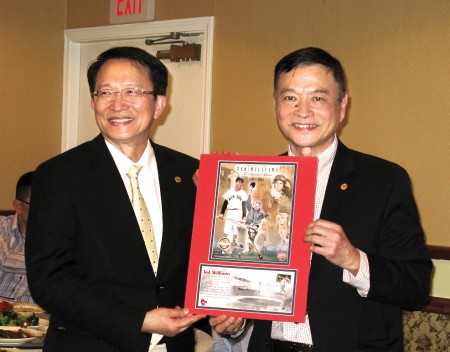 交大校友會召集人王申培教授(右)代表致贈張懋中校長一本紅襪棒球隊的紀念郵票集。（馮文鸞/大紀元）