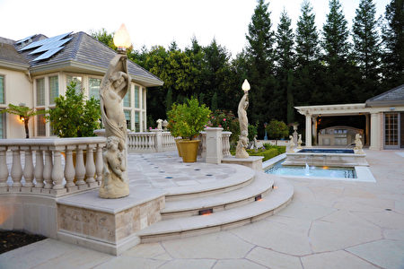 就像身處皇室後花園。（Artisan Home Resorts提供）