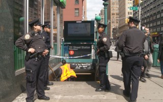 纽约17岁女孩撞地铁生命垂危 警方疑自杀