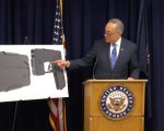 參議員舒默在記者會上向大家介紹這種新型手槍。（韓瑞／大紀元）