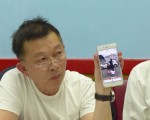 李锦光拿着2015年12月31日拍摄的妻女照片说，他现在决定“不要这个家了”。（蔡溶/大纪元）