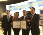 綠色建築理事會主席費德瑞茲（左一）給傳奇公司代表頒發LEED白金獎牌。（施萍／大紀元