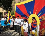 上月10日，南加州流亡藏人在洛杉磯中領館前舉行集會和遊行，紀念1959年西藏抗暴起義57週年。（劉菲／大紀元）
