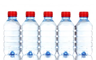 全球首次瓶装水被污染 西班牙四千人染病毒