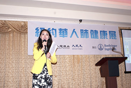 健康展活动主持人JOJO黄热心为社区民众介绍演讲嘉宾。(图|大纪元 邹凤)