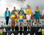 周二，数位精英运动员在悉尼的环形码头（Circular Quay）展示了澳洲里约奥运会的参赛运动服。图为里约奥运会澳洲队参赛服。( Brendon horne/Getty Images)