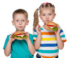 吃汉堡的孩子（fotolia）