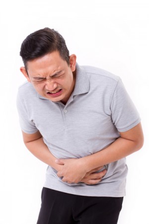 亞洲男子從胃痛，便秘，消化不良的痛苦（fotolia）