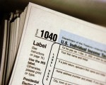 如果來不及整理好報稅文件，一定要向國稅局申請延期報稅並先預付稅金，否則將遭到罰款。圖為個人收入稅申報表格1040。(Tim Boyle/Getty Images)