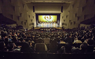 2016年3月31日晚间，来自美国的神韵世界艺术团在台南文化中心举行台南首场演出，图为演员谢幕。（郑顺利／大纪元）