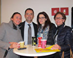 Massimo Zubelli先生和家人一起观看了3月31日晚神韵在米兰的演出。（麦蕾／大纪元）