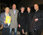 Rita Bramante女士（左）和其他14位音乐学院的老师（10人未入镜）观看了3月31日神韵今年在米兰的最后一场演出。（麦蕾／大纪元）