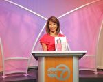 3月29日，ABC7 華裔主播於小玲在記者會上介紹她的第一本書，並表示第二本書在籌備中。（唐明鏡／大紀元）