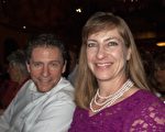 律师Lanette Hanna和先生Clark一起观看了神韵纽约艺术团于4月1日晚上，在凤凰城欧菲姆剧院(Orpheum Theatre)的神韵演出。（马亮／大纪元）