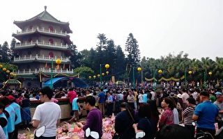 清明节台湾大家族祭祖 近8千人场面壮观