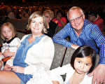 Lindsay Case先生和太太Maria帶著來自中國的女兒Lily及另一個女兒，觀看了神韻巡迴藝術團在科泉市的演出。（溫文清／大紀元）