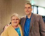 Jesse Johnson先生和母親Lia Taylor觀看了4月5日神韻巡迴藝術團在科泉市派克斯必克藝術中心的演出。（溫文清／大紀元）