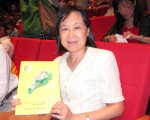 2016年4月6日晚，台中市政府地方税务局局长吴莲英观赏神韵世界艺术团在台中中山堂的演出。（戴德蔓／大纪元）