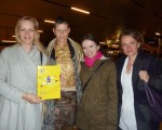 Claudia Dorfmeister女士（右一）、Sarah Schaboski女士（右二）與另外兩位女士結伴觀賞了美國神韻國際藝術團2016年4月6日在維也納城市大廳的演出。（安然／大紀元）