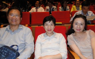 香港華標企業有限公司董事高照成（左一）攜妻子與友人一同來到台灣觀看神韻世界藝術團在台中的演出，他們說，神韻就是把中華文化精髓完整的表現出來了。（李芳如／大紀元）