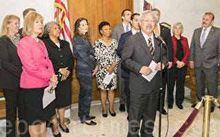 旧金山市长李孟贤邀请联邦部长、国会议员和湾区的市长们共同讨论住房危机的解决方法。（曹景哲／大纪元）
